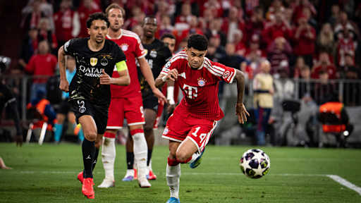Luis Diaz sprintet zum Ball im Rückspiel des FC Bayern gegen Paris Saint-Germain in der Champions League