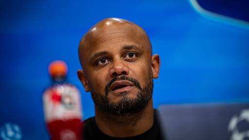 Vincent Kompany auf der Pressekonferenz nach dem Halbfinale gegen PSG