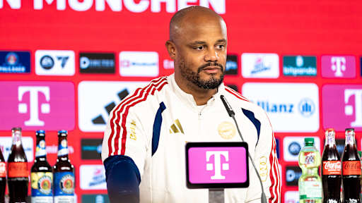 Vincent Kompany spricht auf einer PK