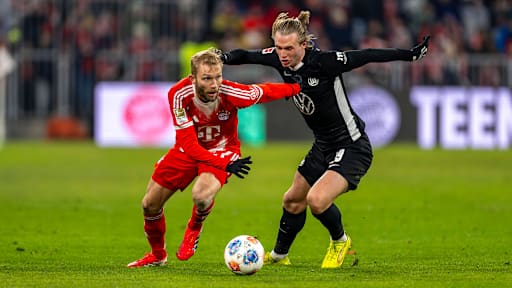 Konrad Laimer führt einen Zweikampf mit Patrick Wimmer im Bundesliga-Spiel des FC Bayern gegen den VfL Wolfsburg.