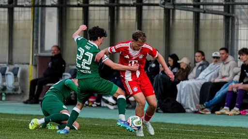 Kurt Rüger im Zweikampf um den Ball.