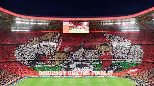 Choreo in der Südkurve der Allianz Arena vor Anpfiff im Rückspiel des FC Bayern gegen Paris Saint-Germain in der Champions League