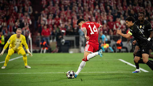 Luis Díaz setzt zum Schuss an im Rückspiel des FC Bayern gegen Paris Saint-Germain in der Champions League