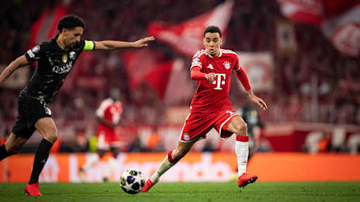 Jamal Musiala attackiert Marquinhos im Rückspiel des FC Bayern gegen Paris Saint-Germain in der Champions League