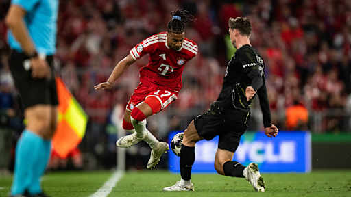 Michael Olise im Zweikampf mit Fabian Ruiz im Rückspiel des FC Bayern gegen Paris Saint-Germain in der Champions League