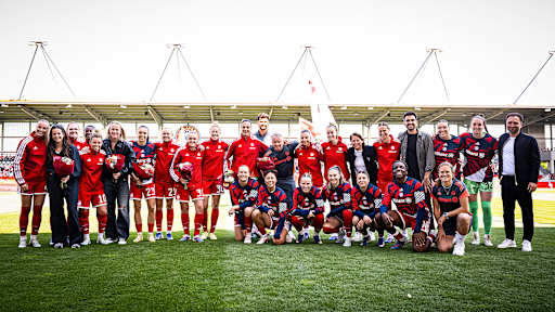 Die gesamte Mannschaft der FC Bayern Frauen vor dem Heimspiel gegen Eintracht Frankfurt in der Frauen-Bundesliga