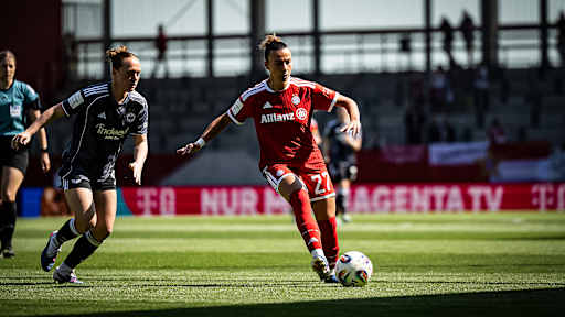 Arianna Caruso mit Ball am Fuß während des Heimspiels der FC Bayern Frauen in der Frauen-Bundesliga gegen Eintracht Frankfurt