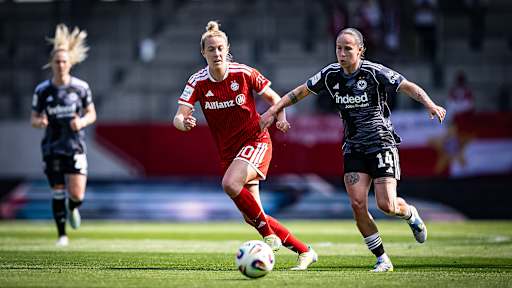 Carolin Simon im Zweikampf um den Ball während des Heimspiels der FC Bayern Frauen in der Frauen-Bundesliga gegen Eintracht Frankfurt