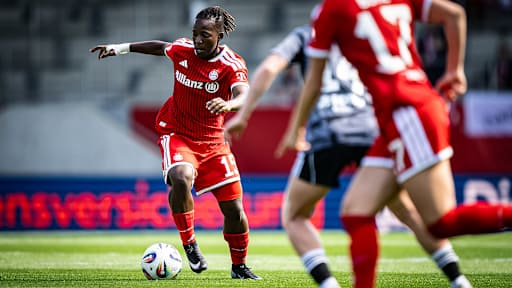 Bernadette Amani mit Ball am Fuß während des Heimspiels der FC Bayern Frauen in der Frauen-Bundesliga gegen Eintracht Frankfurt