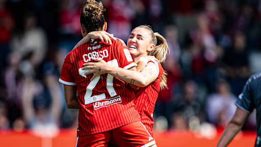 Georgia Stanway und Arianna Caruso jubeln während des Heimspiels der FC Bayern Frauen in der Frauen-Bundesliga gegen Eintracht Frankfurt