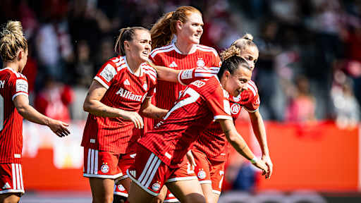 Arinna Caruso, Giulia Gwinn, Georgia Stanway und Co. jubeln während des Heimspiels der FC Bayern Frauen in der Frauen-Bundesliga gegen Eintracht Frankfurt
