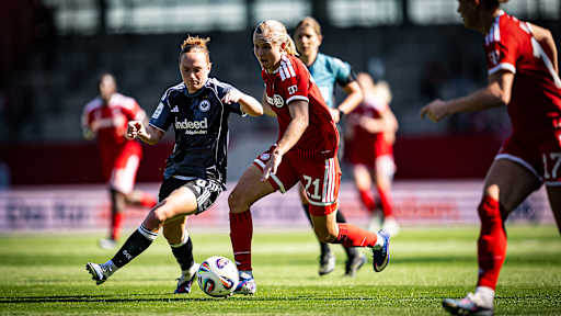 Pernille Harder im Zweikampf während des Heimspiels der FC Bayern Frauen in der Frauen-Bundesliga gegen Eintracht Frankfurt