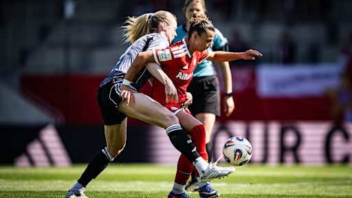 Arianna Caruso im Zweikampf um den Ball während des Heimspiels der FC Bayern Frauen in der Frauen-Bundesliga gegen Eintracht Frankfurt