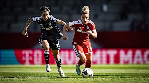 Linda Dallmann mit Ball am Fuß während des Heimspiels der FC Bayern Frauen in der Frauen-Bundesliga gegen Eintracht Frankfurt