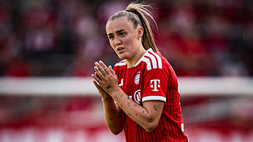 Georgia Stanway klatscht während des Heimspiels der FC Bayern Frauen in der Frauen-Bundesliga gegen Eintracht Frankfurt