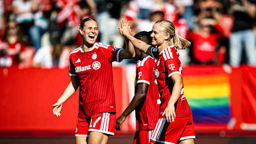 Klara Bühl und Pernille Harde klatschen ab während des Heimspiels der FC Bayern Frauen in der Frauen-Bundesliga gegen Eintracht Frankfurt