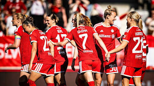 Carolin Simon, Giulia Gwinn, Pernille Harder und Co. jubeln während des Heimspiels der FC Bayern Frauen in der Frauen-Bundesliga gegen Eintracht Frankfurt