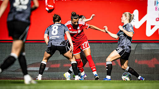 Arianna Caruso im Zweikampf um den Ball während des Heimspiels der FC Bayern Frauen in der Frauen-Bundesliga gegen Eintracht Frankfurt