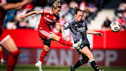 Linda Dallmann beim Torschuss während des Heimspiels der FC Bayern Frauen in der Frauen-Bundesliga gegen Eintracht Frankfurt