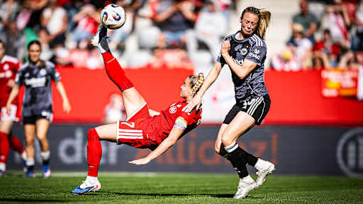 Giulia Gwinn setzt zum Fallrückzieher an während des Heimspiels der FC Bayern Frauen in der Frauen-Bundesliga gegen Eintracht Frankfurt