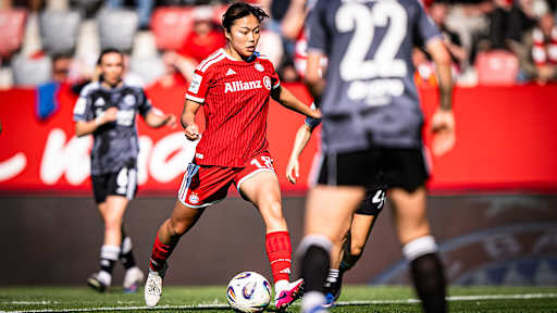 Momoko Tanikawa mit Ball am Fuß während des Heimspiels der FC Bayern Frauen in der Frauen-Bundesliga gegen Eintracht Frankfurt