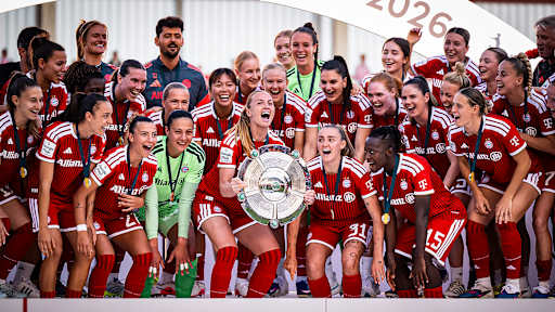 Glódís Perla Viggósdóttir streckt die Meisterschale in die Luft nach dem Heimspiel der FC Bayern Frauen in der Frauen-Bundesliga gegen Eintracht Frankfurt