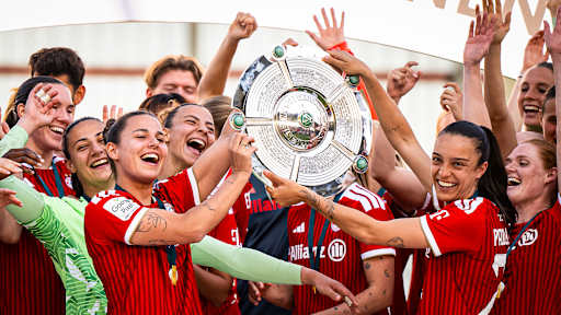 Lena Oberdorf, Natalia Padilla Bidas und Co. mit der Schale in der Hand nach dem Heimspiel der FC Bayern Frauen in der Frauen-Bundesliga gegen Eintracht Frankfurt