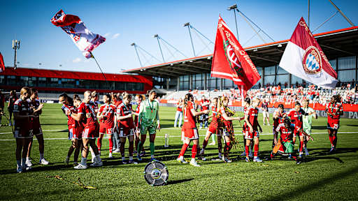 Die FC Bayern Frauen feiern nach dem Heimspiel der FC Bayern Frauen gegen Eintracht Frankfurt in der Frauen-Bundesliga