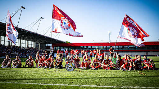 Die FC Bayern Frauen vor der Kurve nach dem Heimspiel der FC Bayern Frauen gegen Eintracht Frankfurt in der Frauen-Bundesliga