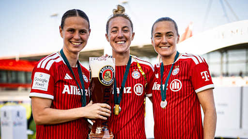 Klara Bühl, Carolin Simon und Magdalena Eriksson mit Bier in der Hand nach dem Heimspiel der FC Bayern Frauen in der Frauen-Bundesliga gegen Eintracht Frankfurt