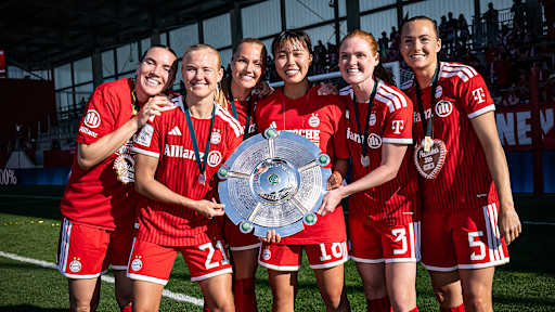 Pernille Harder, Magdalena Eriksson, Momoko Tanikawa, Stine Ballisager und Co. nach dem Heimspiel der FC Bayern Frauen gegen Eintracht Frankfurt in der Frauen-Bundesliga