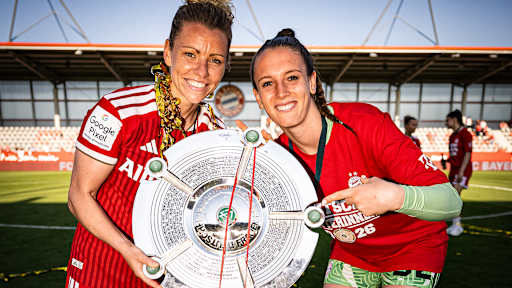 Linda Dallmann und Ena Mahmutovic mit der Meisterschale nach dem Heimspiel der FC Bayern Frauen gegen Eintracht Frankfurt in der Frauen-Bundesliga
