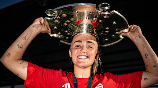 Georgia Stanway mit der Schale auf dem Kopf nach dem Heimspiel der FC Bayern Frauen gegen Eintracht Frankfurt in der Frauen-Bundesliga