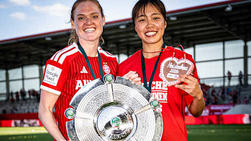 Stine Ballisager und Momoko Tanikawa mit der Meisterschale nach dem Heimspiel der FC Bayern Frauen gegen Eintracht Frankfurt in der Frauen-Bundesliga