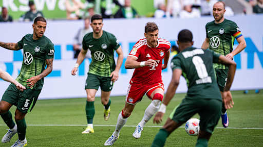 Leon Goretzka am Ball umringt von Gegenspielern im Bundesliga-Spiel des FC Bayern beim VfL Wolfsburg