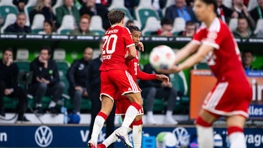 Tom Bischof springt auf Michael Olise nach dem 1:= im Bundesliga-Spiel des FC Bayern beim VfL Wolfsburg