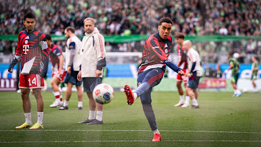 Jamal Musiala schießt aufs Tor während des Warm-Up beim Bundesliga-Spiel des FC Bayern beim VfL Wolfsburg