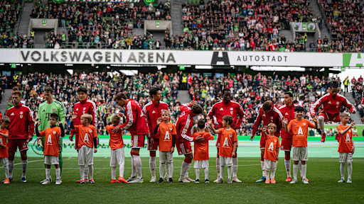 Team nimmt Aufstellung im Bundesliga-Spiel des FC Bayern beim VfL Wolfsburg