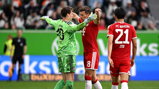 Leon Goretzka gratuliert Jonas Urbig zu einer Parade im Bundesliga-Spiel des FC Bayern beim VfL Wolfsburg