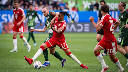 Michael Olise im Zweikampf mit Christian Eriksen im Bundesliga-Spiel des FC Bayern beim VfL Wolfsburg