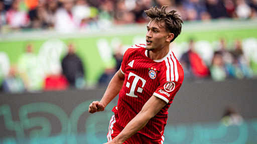 Tom Bischof verfolgt seinen Torschuss im Bundesliga-Spiel des FC Bayern beim VfL Wolfsburg