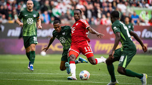 Nicolas Jackson beim Torschuss im Fallen im Bundesliga-Spiel des FC Bayern beim VfL Wolfsburg