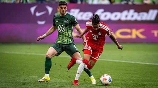 Michael Olise wird im Strafraum gefoult im Bundesliga-Spiel des FC Bayern beim VfL Wolfsburg