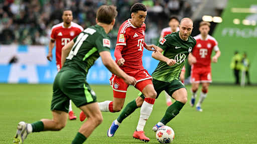 Jamal Musiala im Zweikampf mit Christian Eriksen im Bundesliga-Spiel des FC Bayern beim VfL Wolfsburg