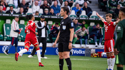 Michael Olise startet den Jubellauf nach dem 1:0 im Bundesliga-Spiel des FC Bayern beim VfL Wolfsburg