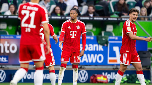 Joshua Kimmich gratuliert Michael Olise nach dem 1:0 im Bundesliga-Spiel des FC Bayern beim VfL Wolfsburg