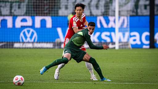 Hiroki Ito attakiert seinen Gegenspieler im Bundesliga-Spiel des FC Bayern beim VfL Wolfsburg