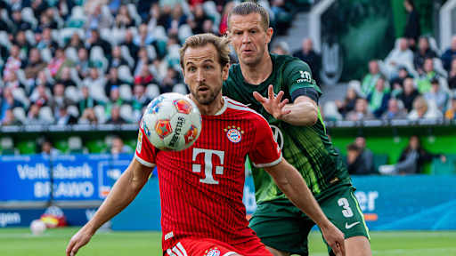 Harry Kane am Ball im Bundesliga-Spiel des FC Bayern beim VfL Wolfsburg