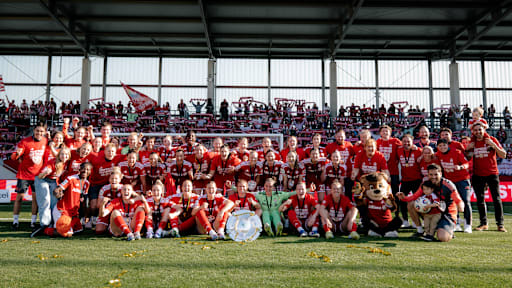Die FC Bayern Frauen feiern mit der Meisterschale.