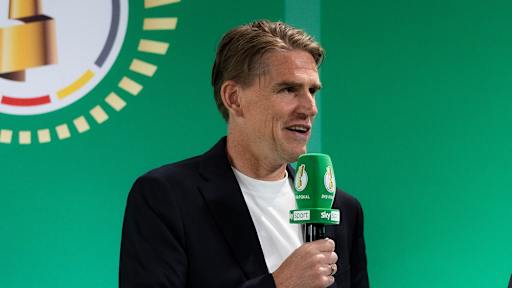 Christoph Freund mit Mikrofon beim Cup Handover vor dem DFB-Pokalfinale in Berlin